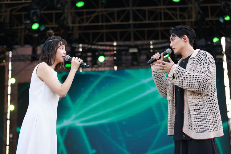 鄭心慈(左)與徐暐翔致敬鳳飛飛。新視紀整合行銷提供