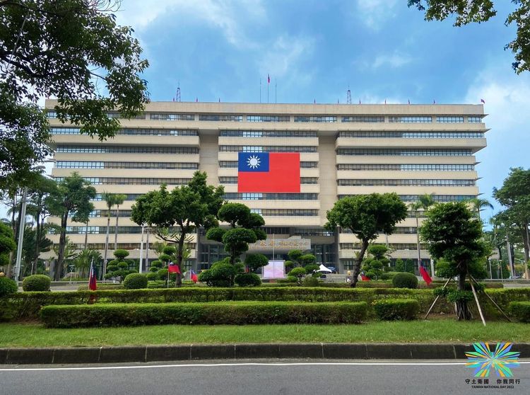 陳其邁並在臉書貼出一張中華民國旗旗海飄揚於高雄市政府四維行政中心的照片。