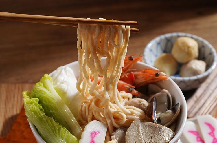 在客房內就能品嚐海陸雙拼「鍋燒意麵」。台南遠東香格里拉提供