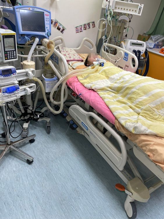 小希住在加護病房且須氣切。家屬提供