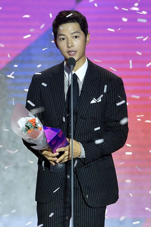 宋仲基2度在APAN明星獎獲得年度大獎。翻攝APAN明星獎