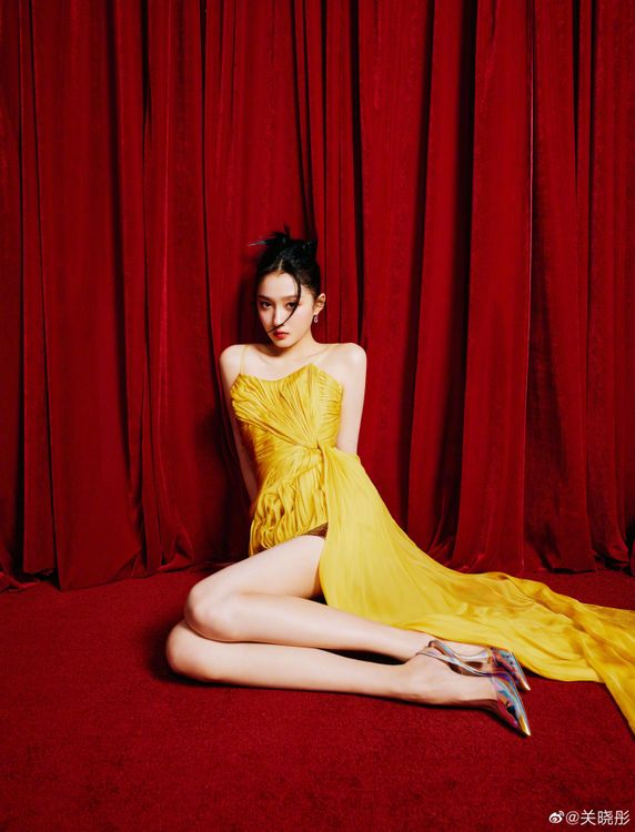 關曉彤穿上鮮黃色細肩帶裙裝露出大長腿。翻攝關曉彤微博