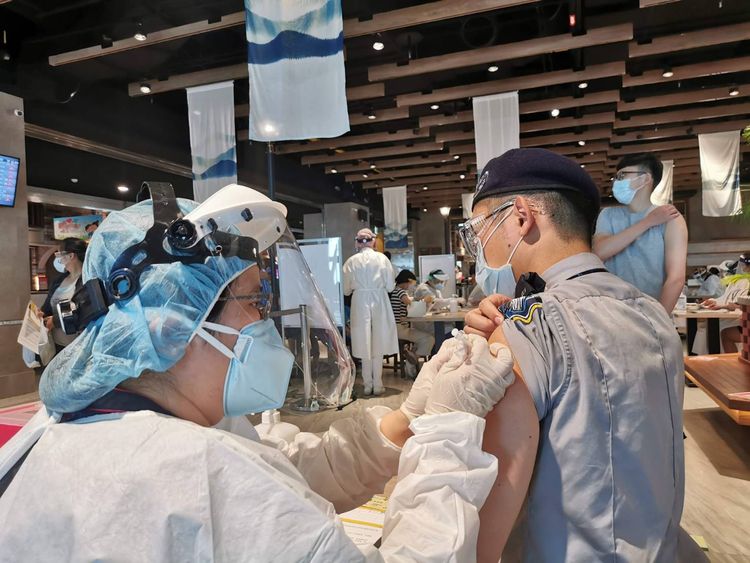 機場相關人員全面施打疫苗。翻攝畫面