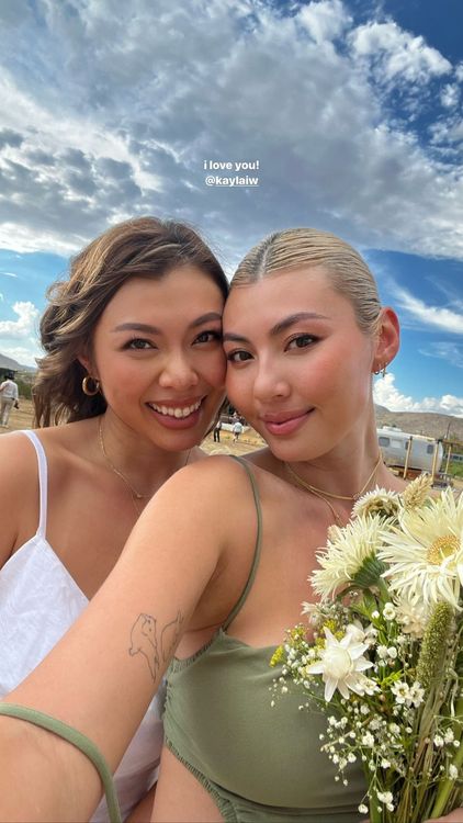 王麗嘉（右）祝福姊姊王曼喜。翻攝王麗嘉IG