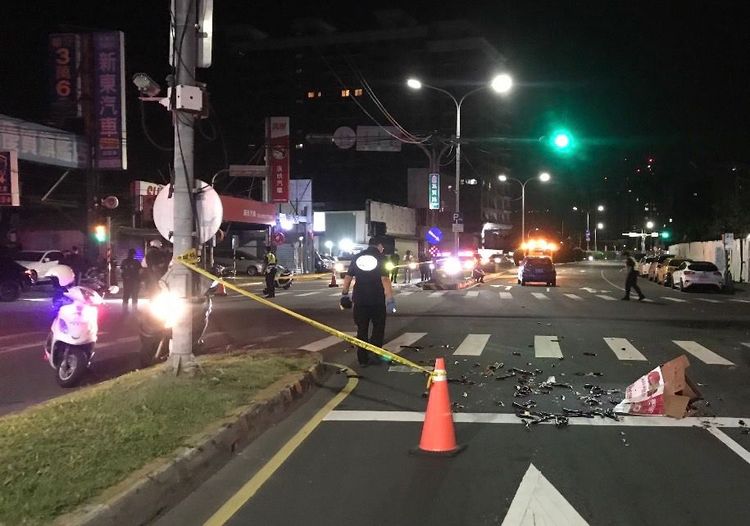 警方到場採證，地面滿是散落的茄子。三重警分局提供