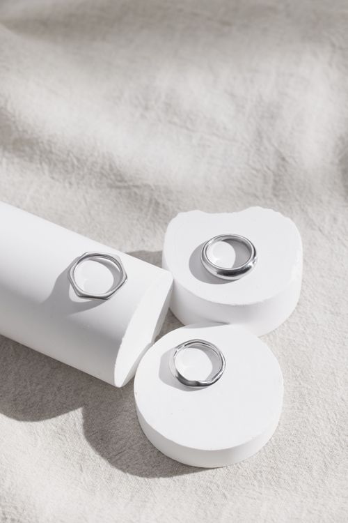 流線 戒指組，售價1280元。業者提供