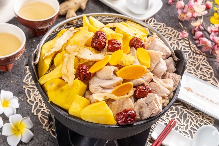 「薑黃地瓜雞鍋」，以薑黃搭配桃園大園區盛產的鬆甜地瓜與土雞，滋味香醇。福容提供