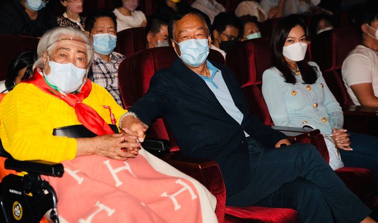 郭台銘跟媽媽及老婆到場聆聽蔡琴演唱會。宜辰整合行銷 提供