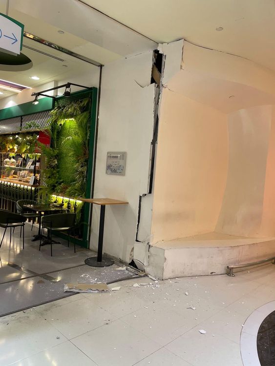 高雄夢時代百貨牆壁龜裂。讀者提供
