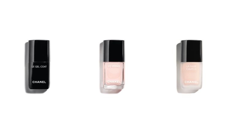 香奈兒快乾增色護甲凝膠（左）13ml／920元、時尚恆彩指甲油#167粉紅芭蕾（中）13ml／920元、基底潤色護甲油（右）13ml／920元