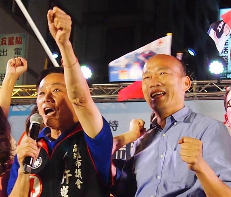 韓國瑜昨在臉書發文指「今年的雙十國慶，我將回到最初的高雄，和代表新世代的許采蓁站在一起」、「我相信許采蓁有志氣、更有能力接下父輩服務鄰里、為民喉舌的衣缽，從此飲水思『源』、『奧援』高雄。各位好朋友，我們高雄見。」