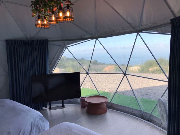 台東長濱的海邊舟舟曉晴星空露營地躺在帳篷內就可盡覽日出及台東海岸線的景色。Klook提供