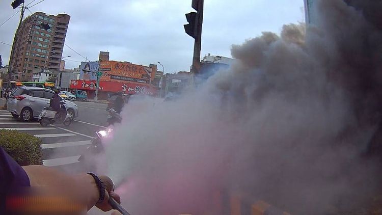 警員見情況危急，充當消防員商借滅火器，順利將起火機車火勢撲滅。警方提供