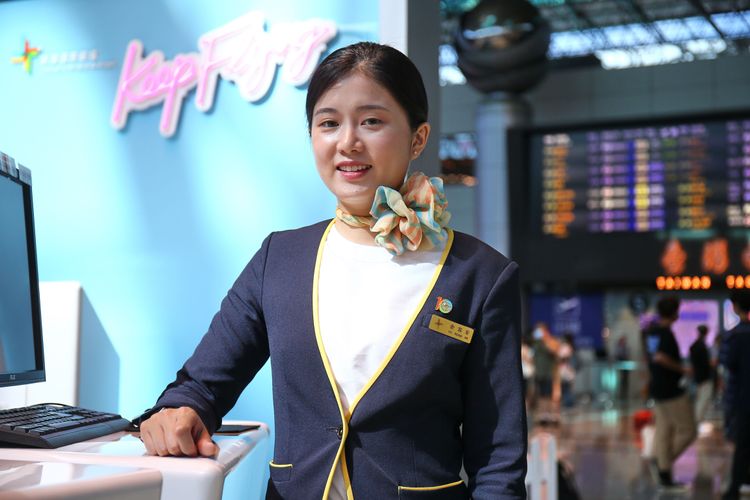 機場櫃檯服務人員余容安。施昂強攝