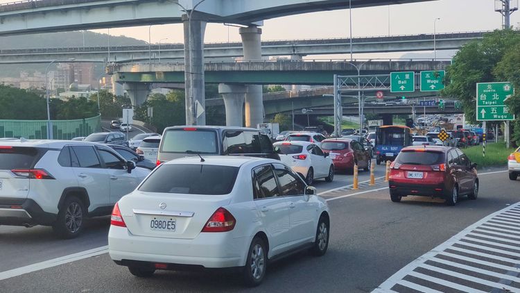 五股交流道南下車流開始壅塞。黃子騰攝
