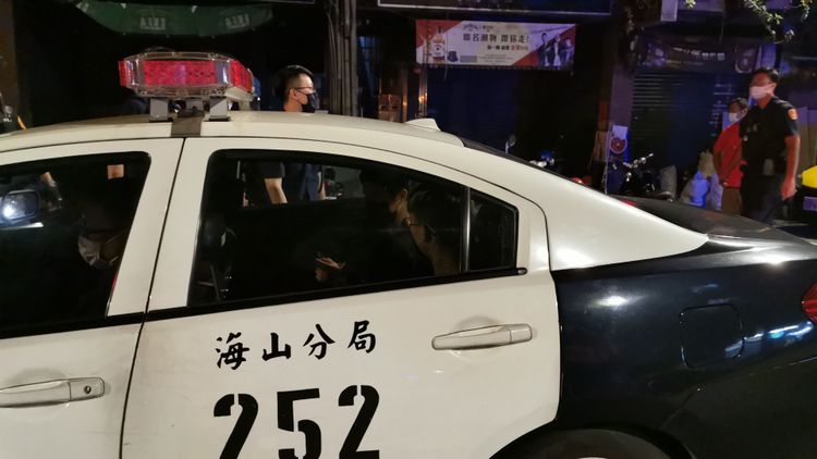警方將相關人等帶回釐清。陸運鋒攝