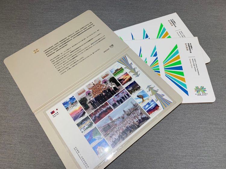 文總贈送京都橘高等學校吹奏樂部師生專屬郵冊。文化總會提供