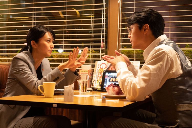 福山雅治(右)和柴崎幸在《破案天才伽利略：沉默的遊行》默契十足。威視電影提供