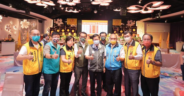 民進黨桃園市長候選人鄭運鵬與桃園市長鄭文燦一同出席黃氏宗親會總會活動。鄭運鵬團隊提供