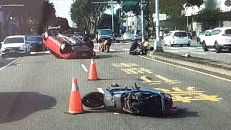 被撞擊車橫躺在路中，肇事自小客則翻覆，駕駛極其是由救護車送醫。讀者提供