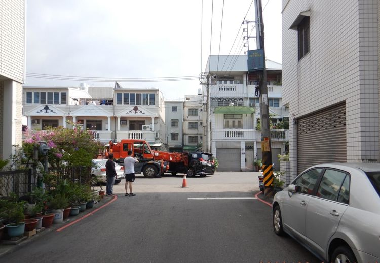 吊車吊臂插進商旅車乘客座，幸未造成傷亡。讀者提供