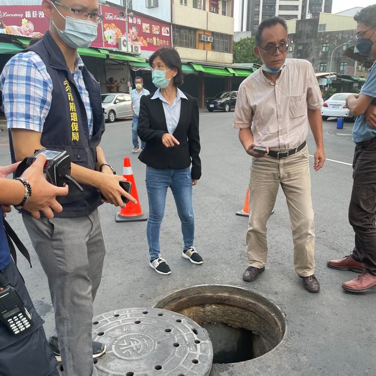 高市環保局長張瑞琿（中）帶隊查獲不肖工程行在住宅區水溝傾倒廢油。高市府提供