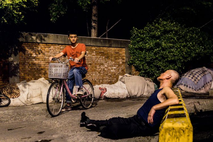 《兜兜風》黃劭揚（左）飾演的兒子意外見到父親無法行動的模樣。瀚草影視提供