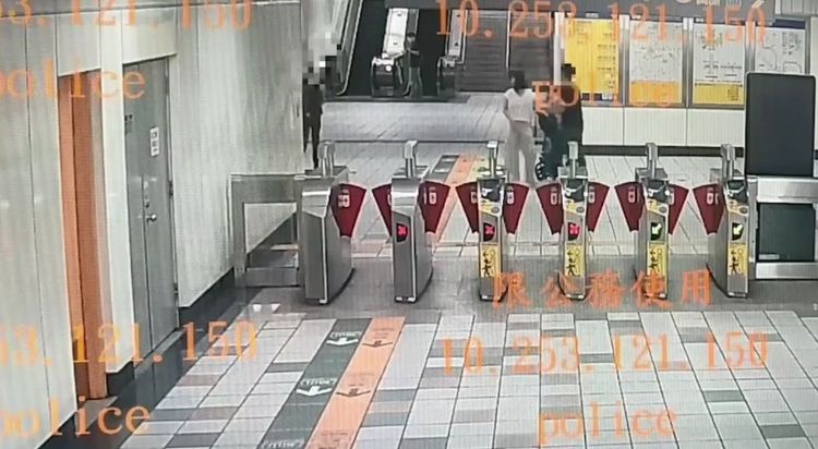 許姓夫妻緊抱稚子， 擔心發生意外。翻攝畫面