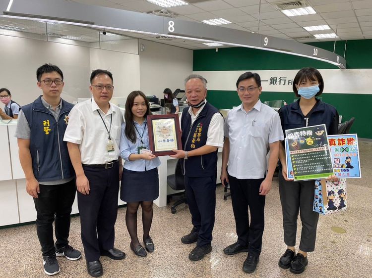 台中市警局蔡蒼柏，專程前往銀行感謝機警行員。警方提供
