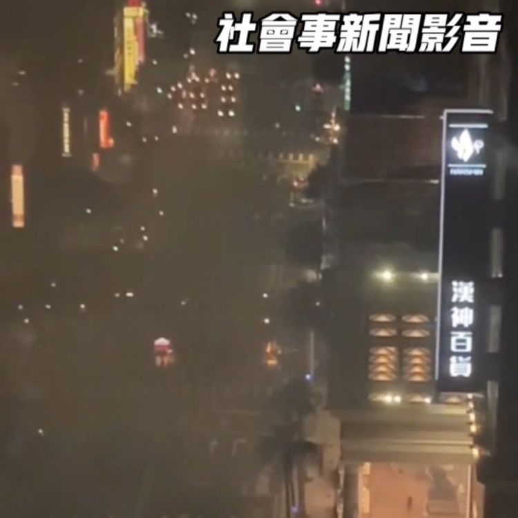 高雄前金區某廟會封路施放煙火，造成周遭街道陷入煙霧中。翻攝自社會事新聞影音