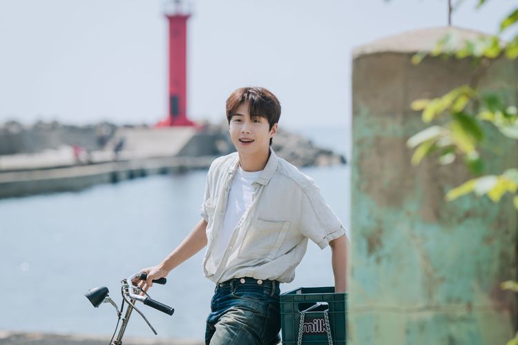 金宣虎在《海岸村恰恰恰》飾演無所不能的「洪班長」，熱心幫助鄰居，當時就是在浦項取景。Netflix提供