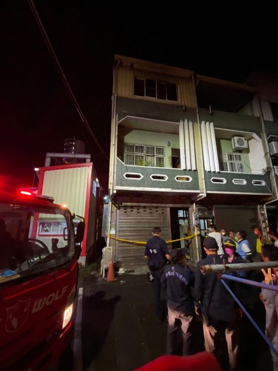 茄萣區一棟民宅今晚發生火警，造成屋內一男一女被送醫急救。讀者提供