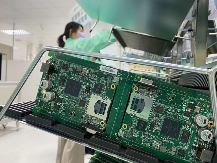 友通自動化設備產線。陳俐妏攝