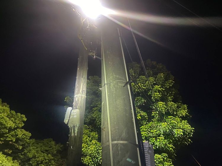 李男看準該處無人居住，於是想竊取電線桿上電纜線變賣牟利。翻攝畫面