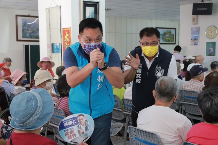 林耕仁至公學甲區活動中心武功里關懷老人共餐。林耕仁團隊提供