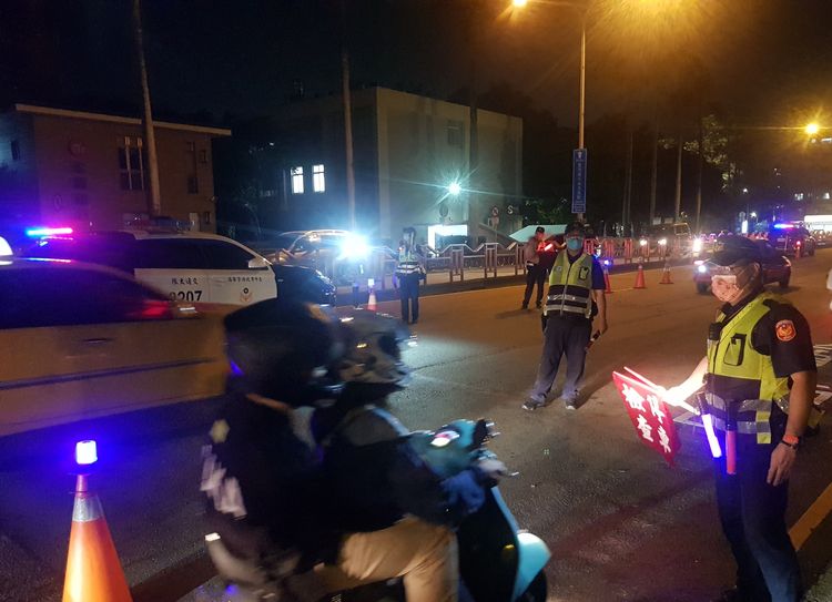 執勤員警攔查汽機車駕駛。台中市交通警察大隊提供