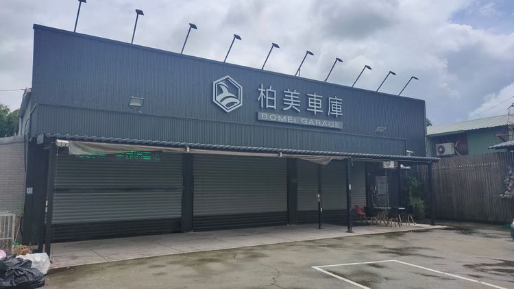林男開設的車行今天大門深鎖無人回應。黃子騰攝