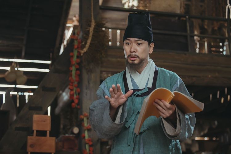 金相慶飾演刀子嘴豆腐心的怪醫。friDay影音提供