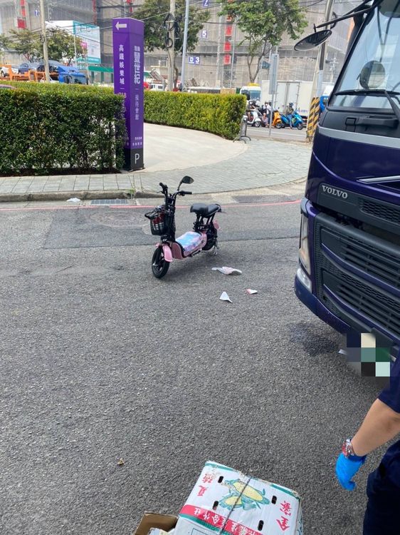 何姓婦人騎的電動自行車，如今已經等不到主人。讀者提供