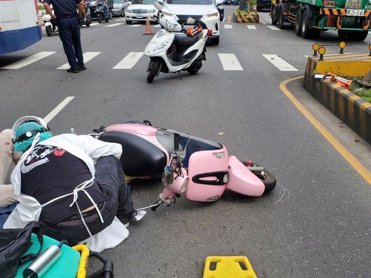 葉女騎乘的機車倒地。蘆洲警分局提供