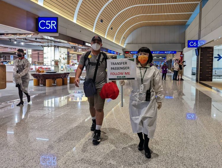 機場恢復轉機，首位轉機旅客。翻攝畫面