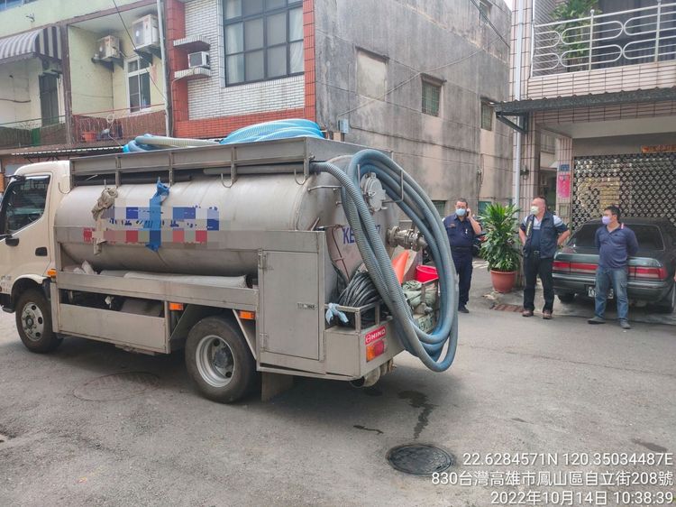 環保局當場查扣濫倒水肥的槽車，整車連同水肥重達5.8公噸。高市府提供