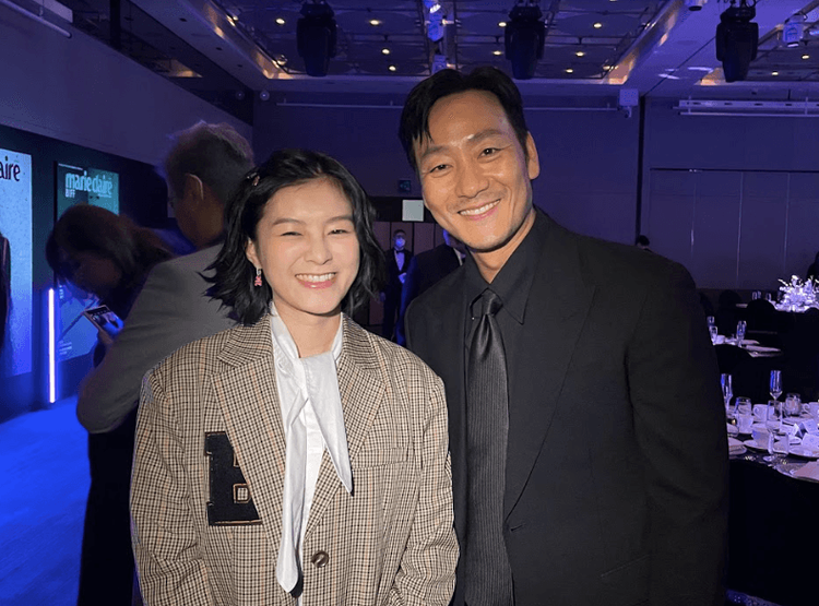 宸頤（左）與《魷魚遊戲》朴海秀合影。青春期影視提供