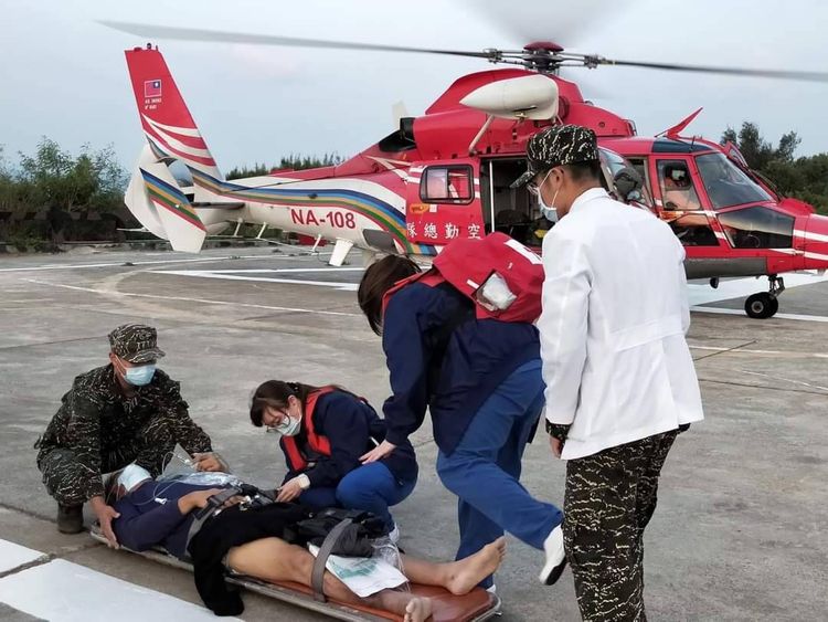 馬祖軍醫與醫院護理人員合力檢視病患狀況。童綜合醫院提供