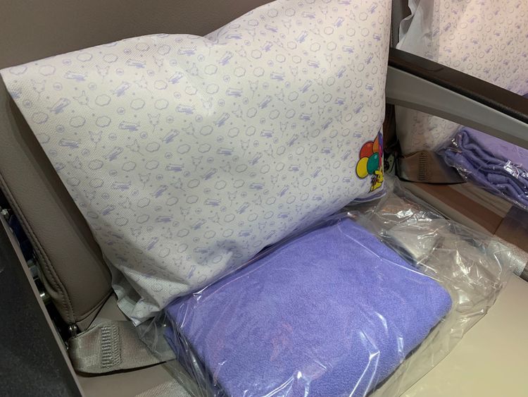 座位上擺著皮卡丘靠枕及華航識別色紫色毛毯。胡順惠攝