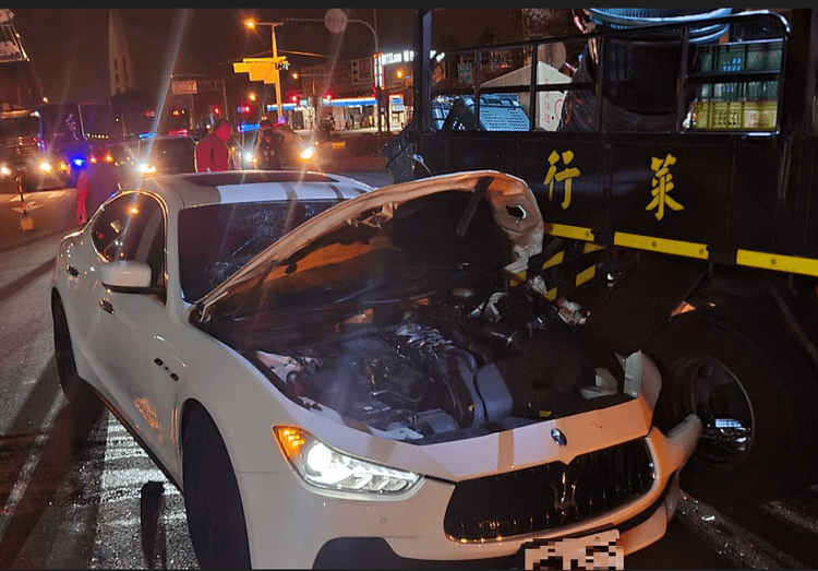 瑪莎拉蒂撞擊大貨車後，引擎蓋整個翻起。讀者提供