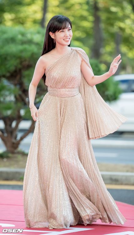 朴恩斌以斜肩女神裝走紅毯，飄出陣陣仙氣。翻攝OSEN