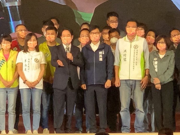 賴清德今晚在「大高雄商圈市場攤販挺邁後援會成立大會」中呼籲支持者讓陳其邁連任。吳慧芬攝