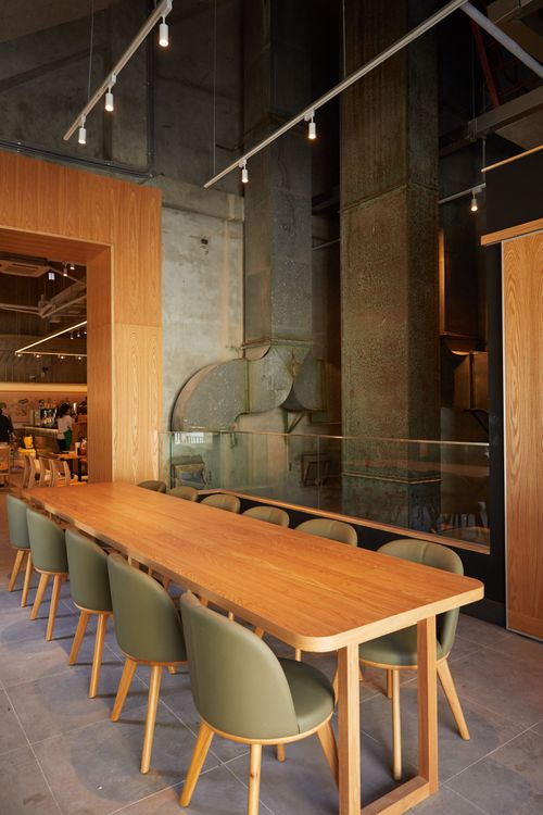 中埔穀倉門市採用淺色木質壁板和青銅天花板飾條。業者提供