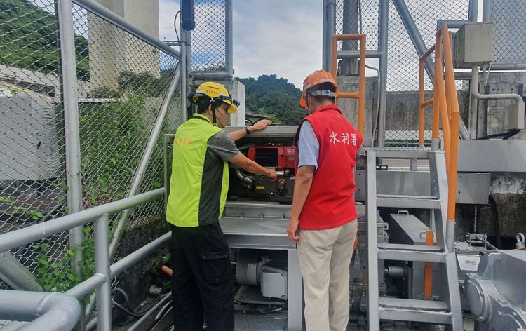 因軒嵐諾影響，曾文水庫閘門緊急為柴油引擎裝置檢查。南水局提供